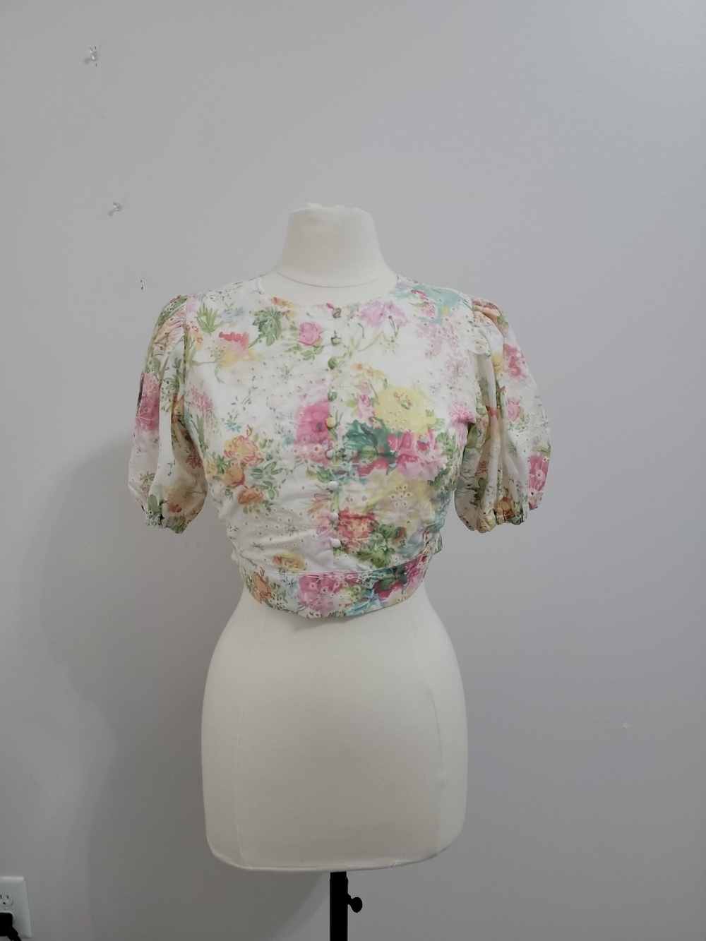FORE floral print puff-sleeve crop top with open back Size M EUC